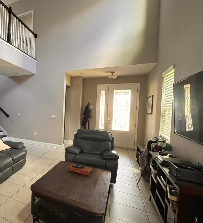 Living de la casa full time program