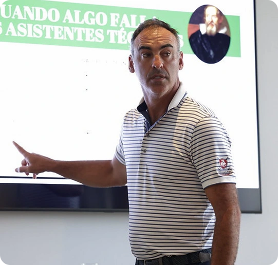 Hernan Rey dando clases