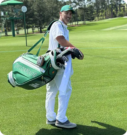 Hernan Rey posando en cancha de golf